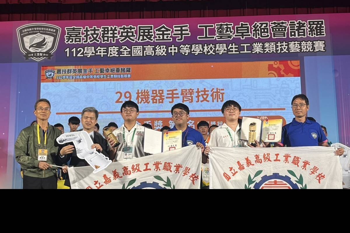 丁彥宇(前排左三)、賴聖展(前排右二)獲得機器手臂技術金手獎第一名