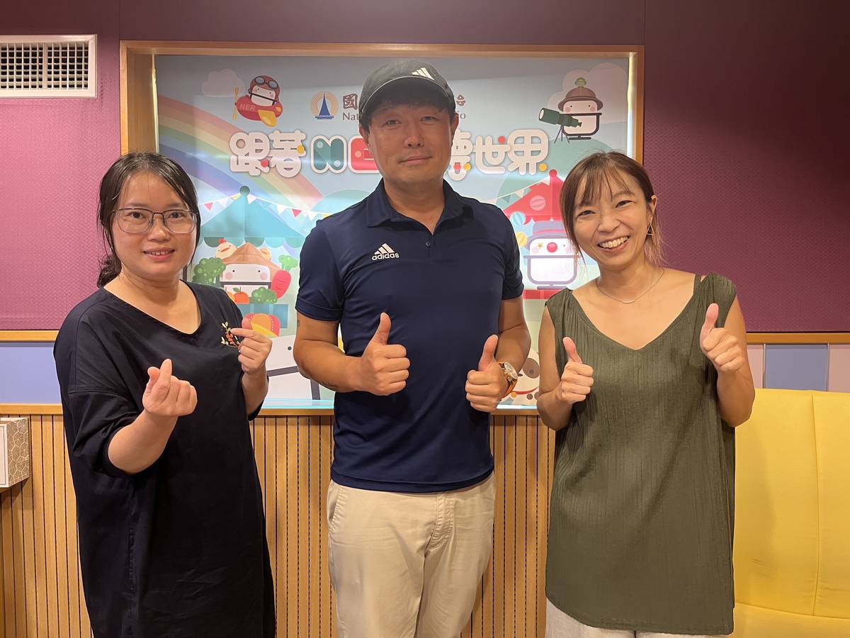 由左至右為主持人梅英、來賓李東勳、主持人米果。