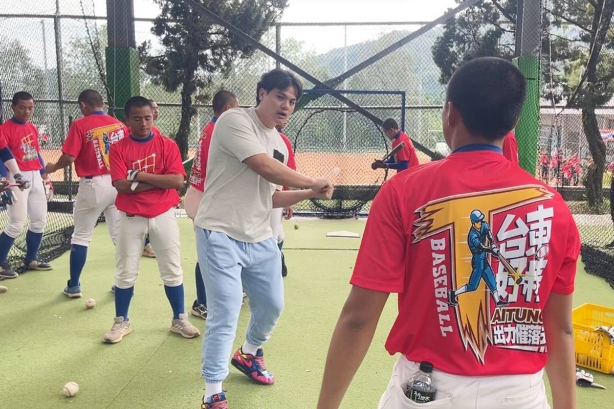 旅美球星張育成受邀返鄉前往紅葉國小指導基層棒球科學化訓練營。