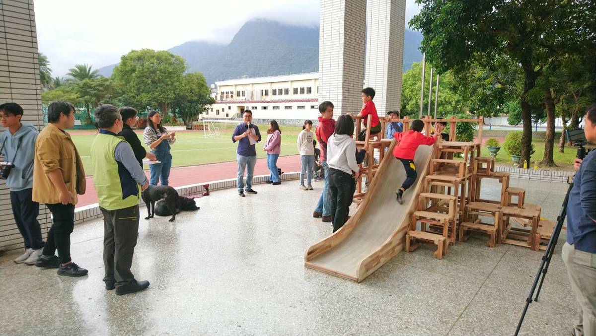 花蓮縣新城國小親師生一同組構出一座可以遊戲的立體木積木溜滑梯