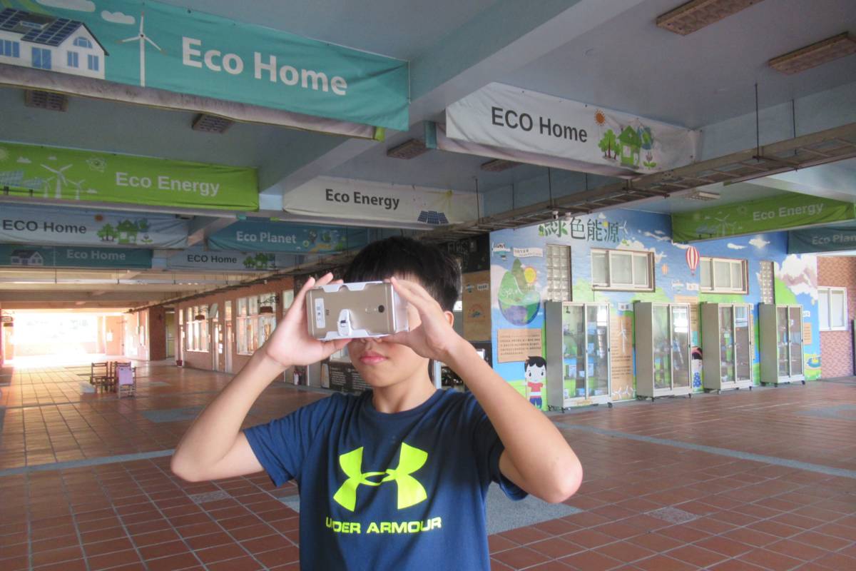 校內的能源隧道結合VR科技也提供孩子多元的閱讀經驗