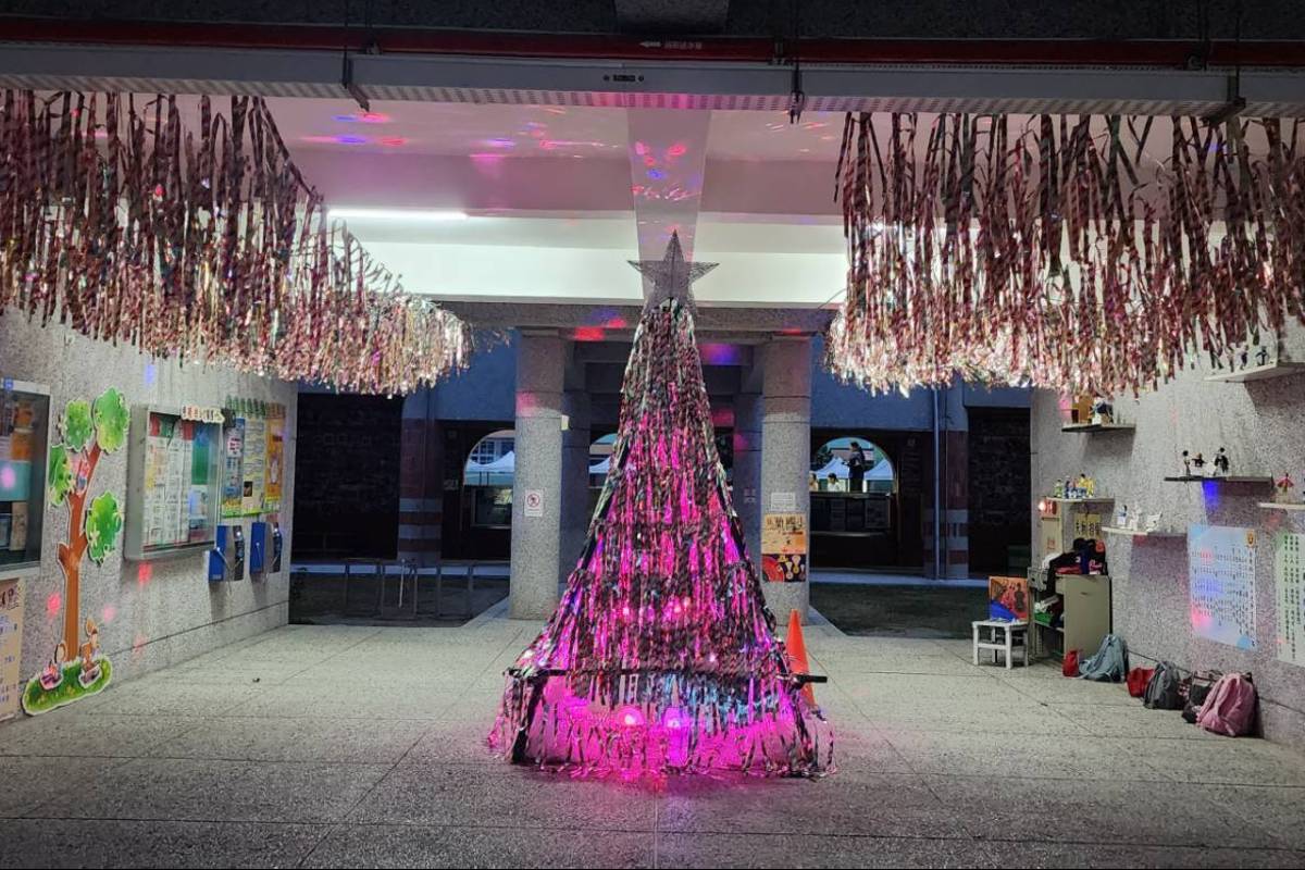臺東縣馬蘭國小繽紛飄揚的聖誕樹增添校園節慶氛圍