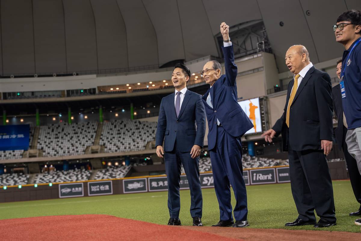 「世界全壘打王」王貞治在台北市蔣萬安市長陪同下，在台北大巨蛋開出歷史性的一球。
