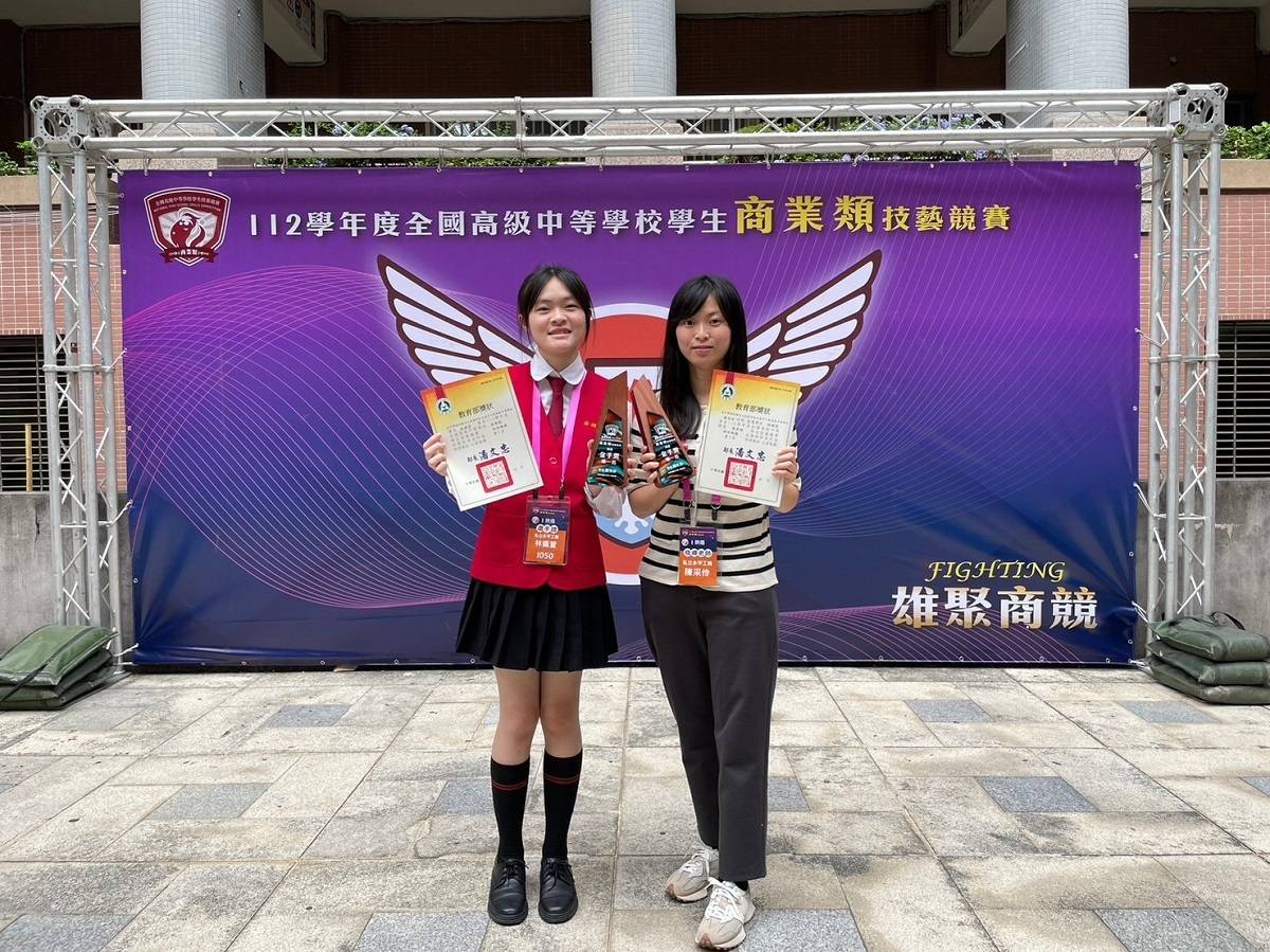 永平高工林姵萱（左）獲全國高級中等學校商業類學生技藝競賽烘焙職種金手獎第一名 