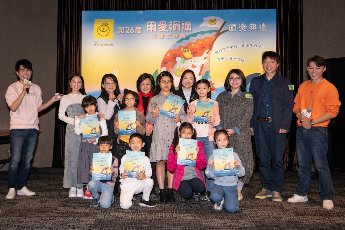 羅慧夫顱顏基金會執行長陳依伶、2023說故事大使張寗及第26屆「用愛彌補 兒童文學獎」獲獎學生大合照(羅慧夫顱顏基金會提供)