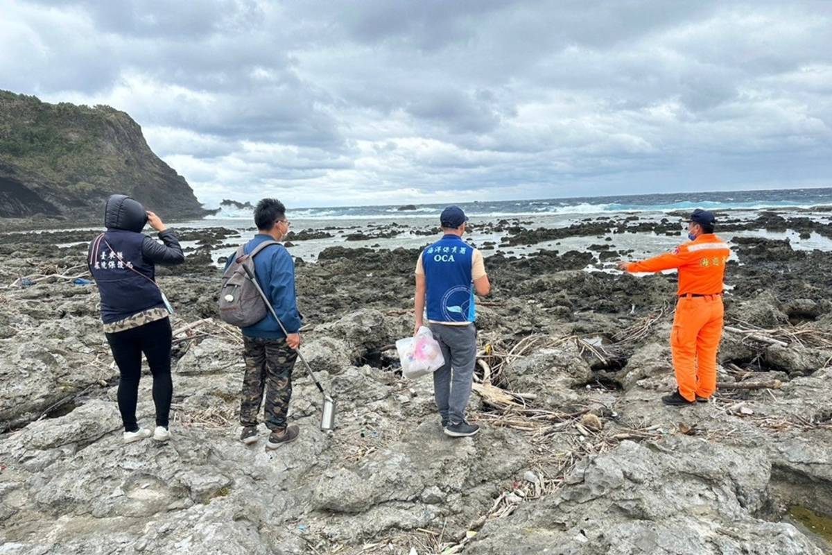 綠島鄉柚子湖發生不明來源油污染情形，臺東縣環保局呼籲民眾及遊客暫勿前往。