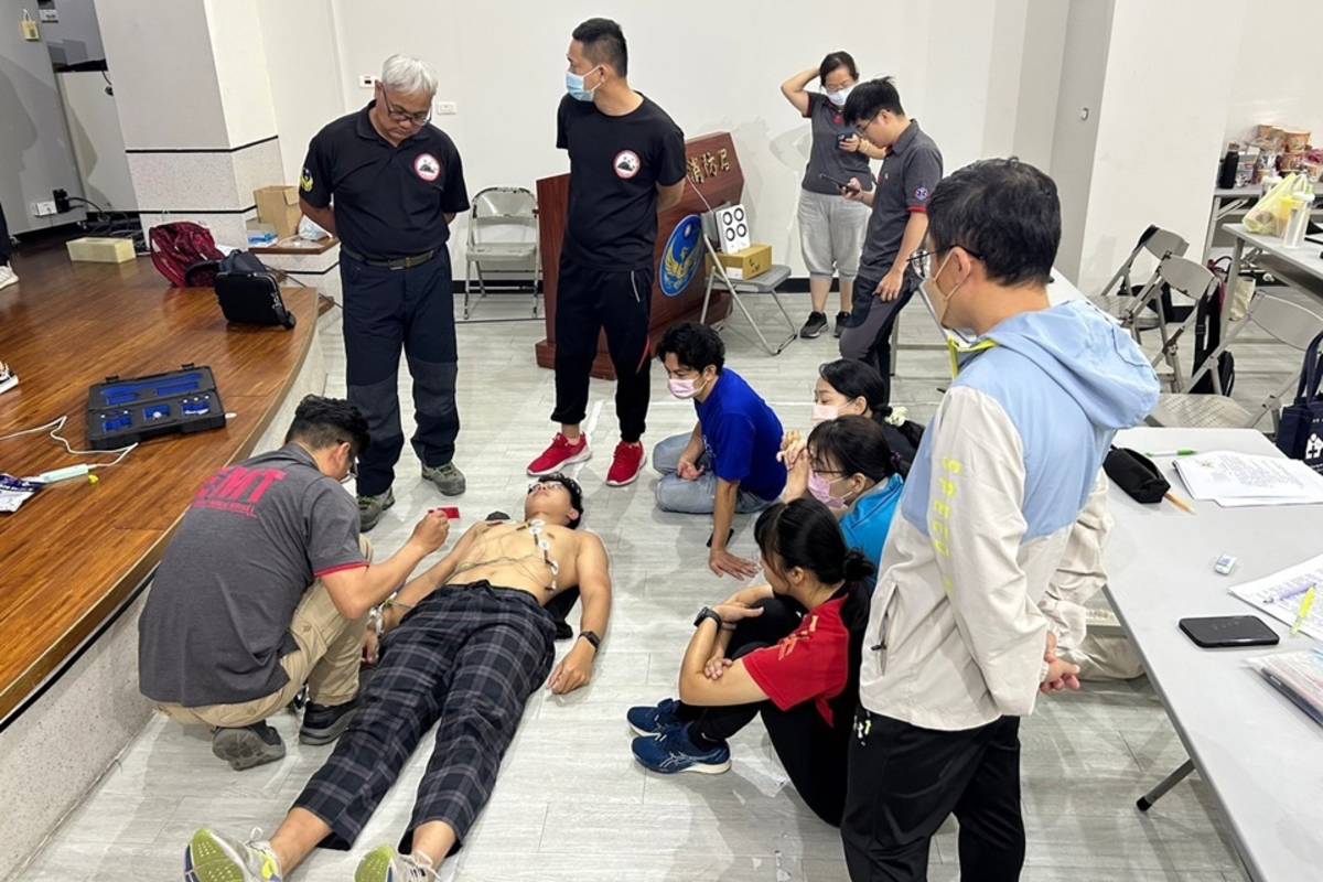 臺東縣消防局辦理中級救護技術員訓練班，43名學員全數通過。