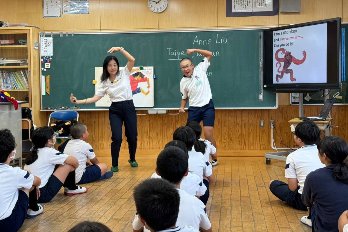 北小英語教師團隊進行雙語課程教學，帶著日本學生共讀繪本