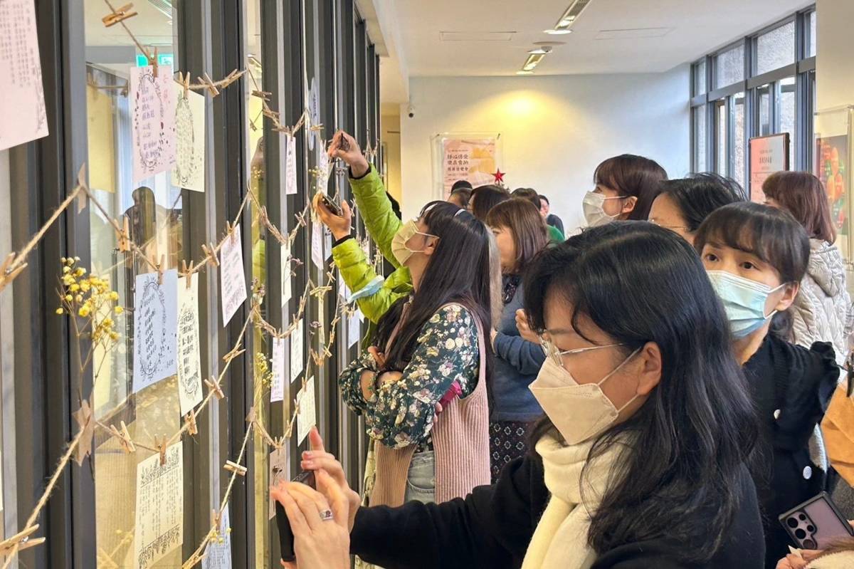 學員嘗試寫詩，將作品掛在詩人牆