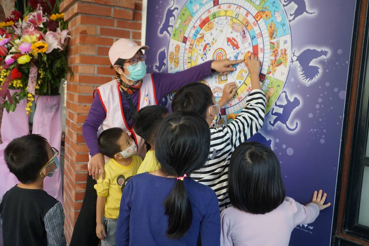 臺北市鄉土教育中心進行「12生肖的故事」特展，小朋友尋找自己的生肖