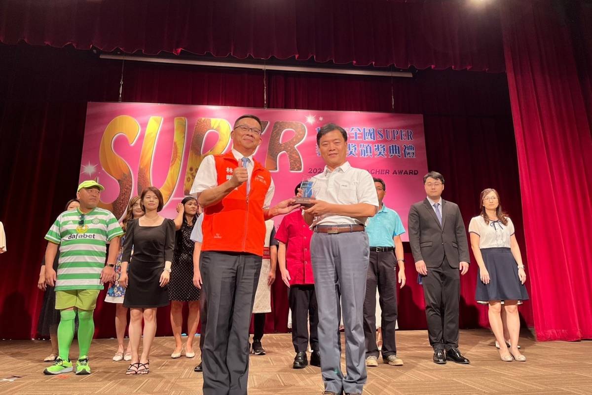嘉義市宣信國小教師王文志（右）榮獲「112年度全國SUPER教師獎」國小組首獎