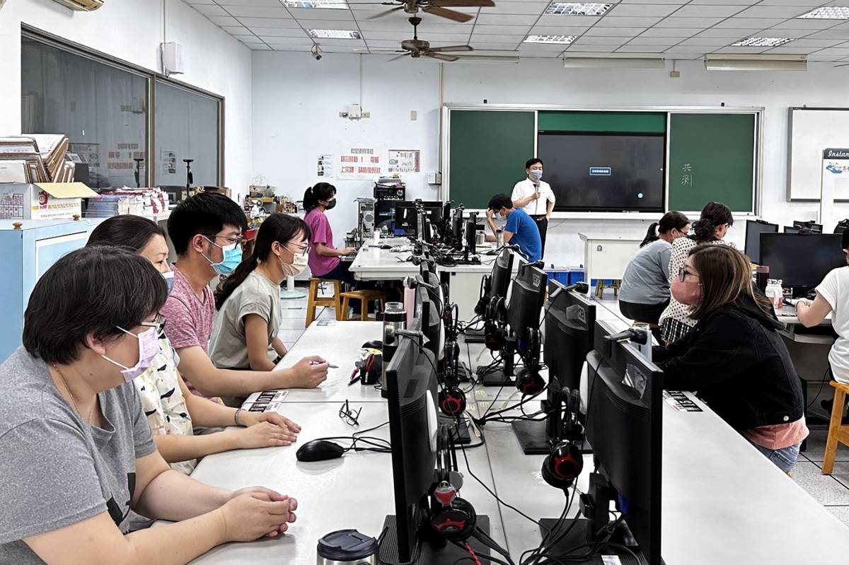 王文志老師在志航國小擔任科技化評量與因材網的跨平臺講師