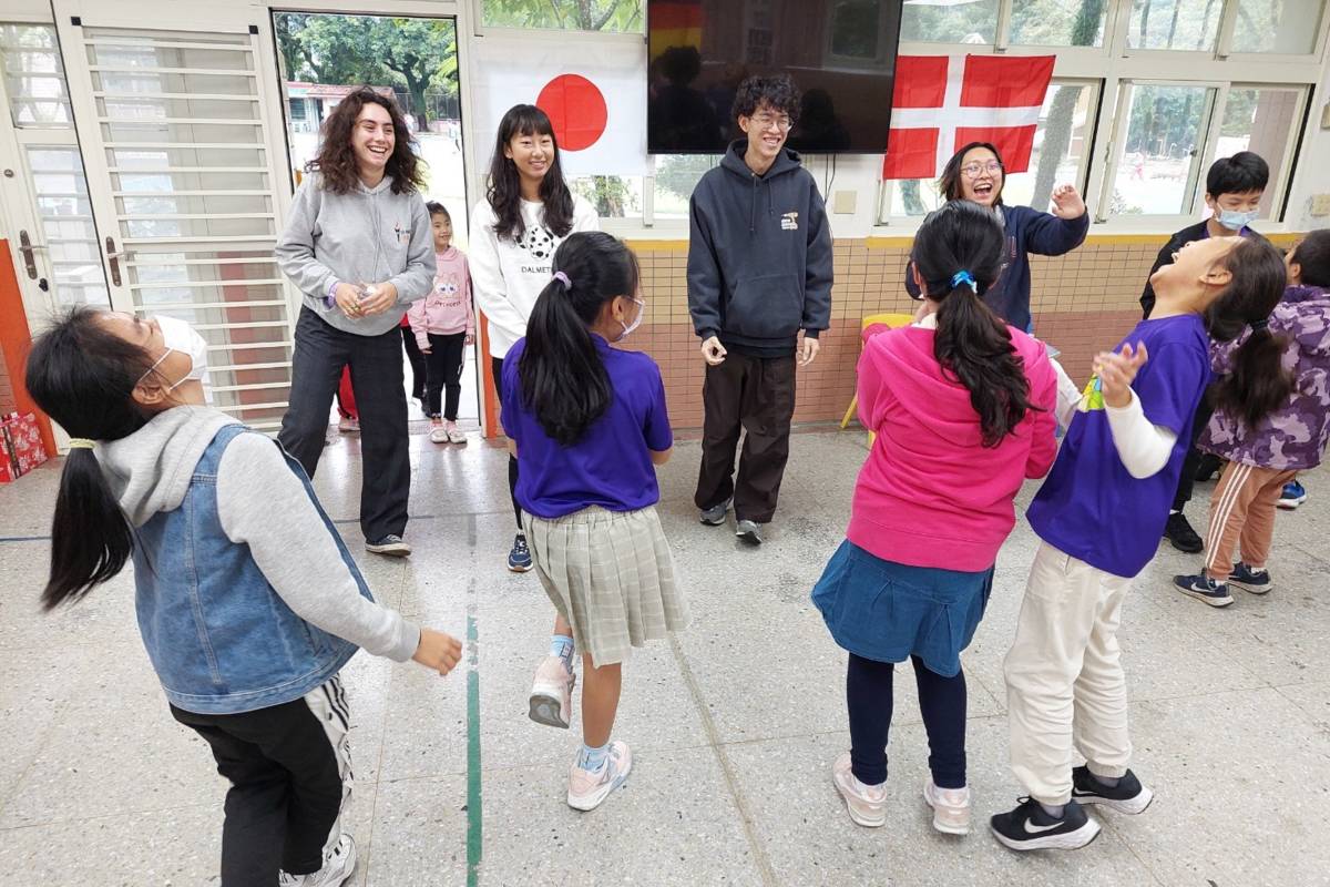 在歡樂的氣氛下讓大小學伴拉近距離