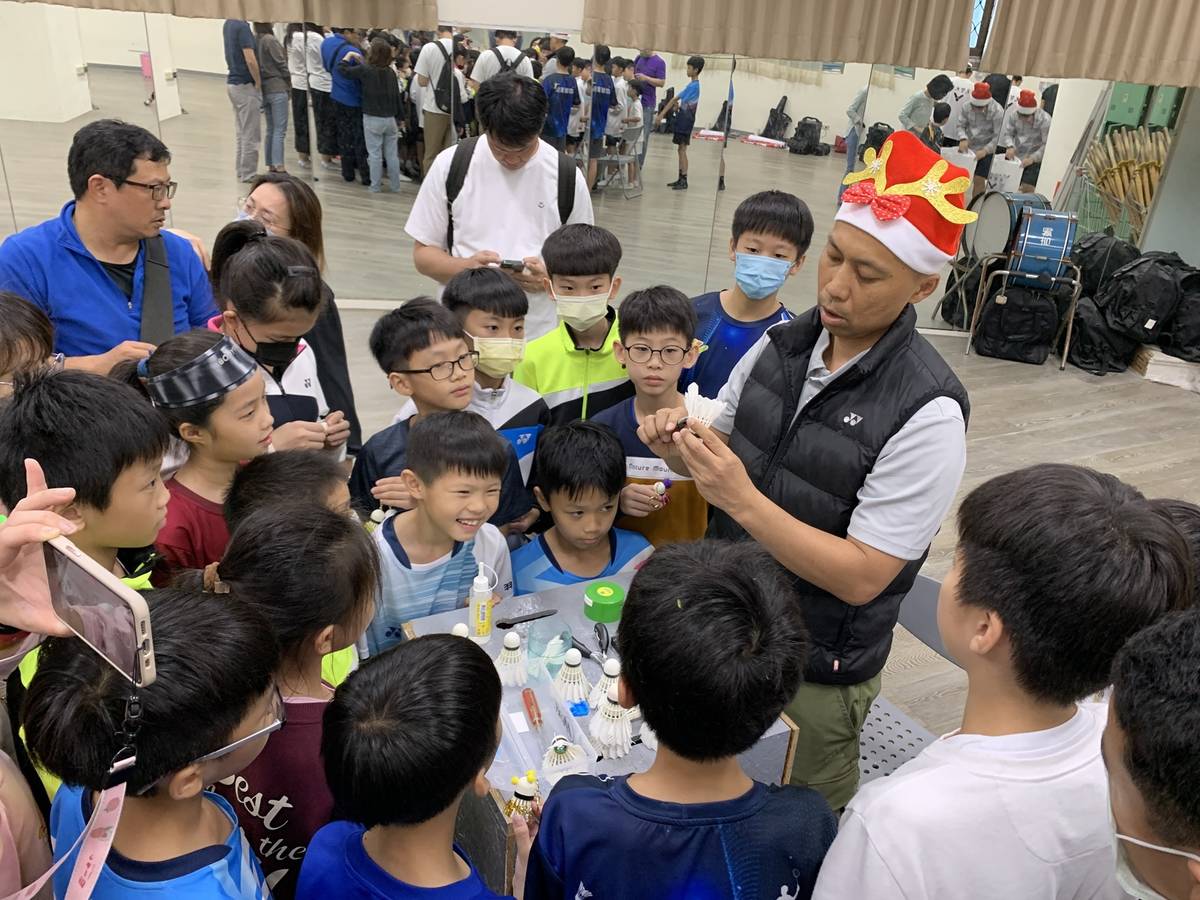 元智大學林青輝主任教導孩童DIY羽球修復再利用，提升對環保議題的認識。(元智大學提供)