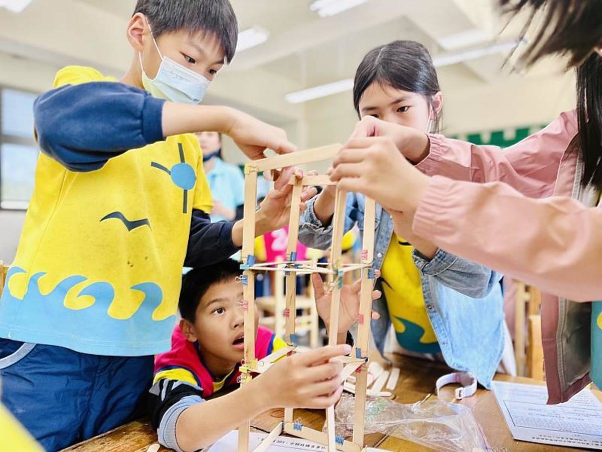 遊戲組「 空間結構負重比」關卡競賽現場 (竹市府提供)