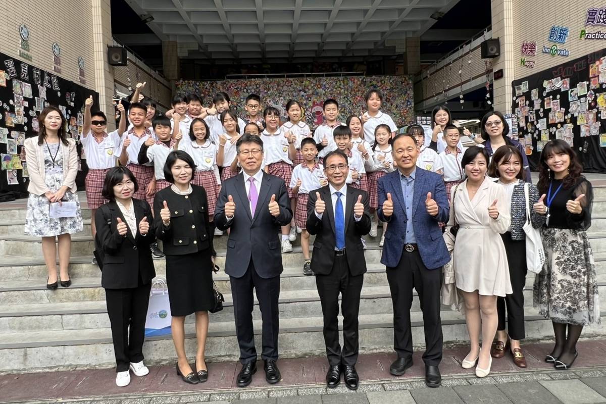 韓國世宗市教育廳參訪中信國小大合影