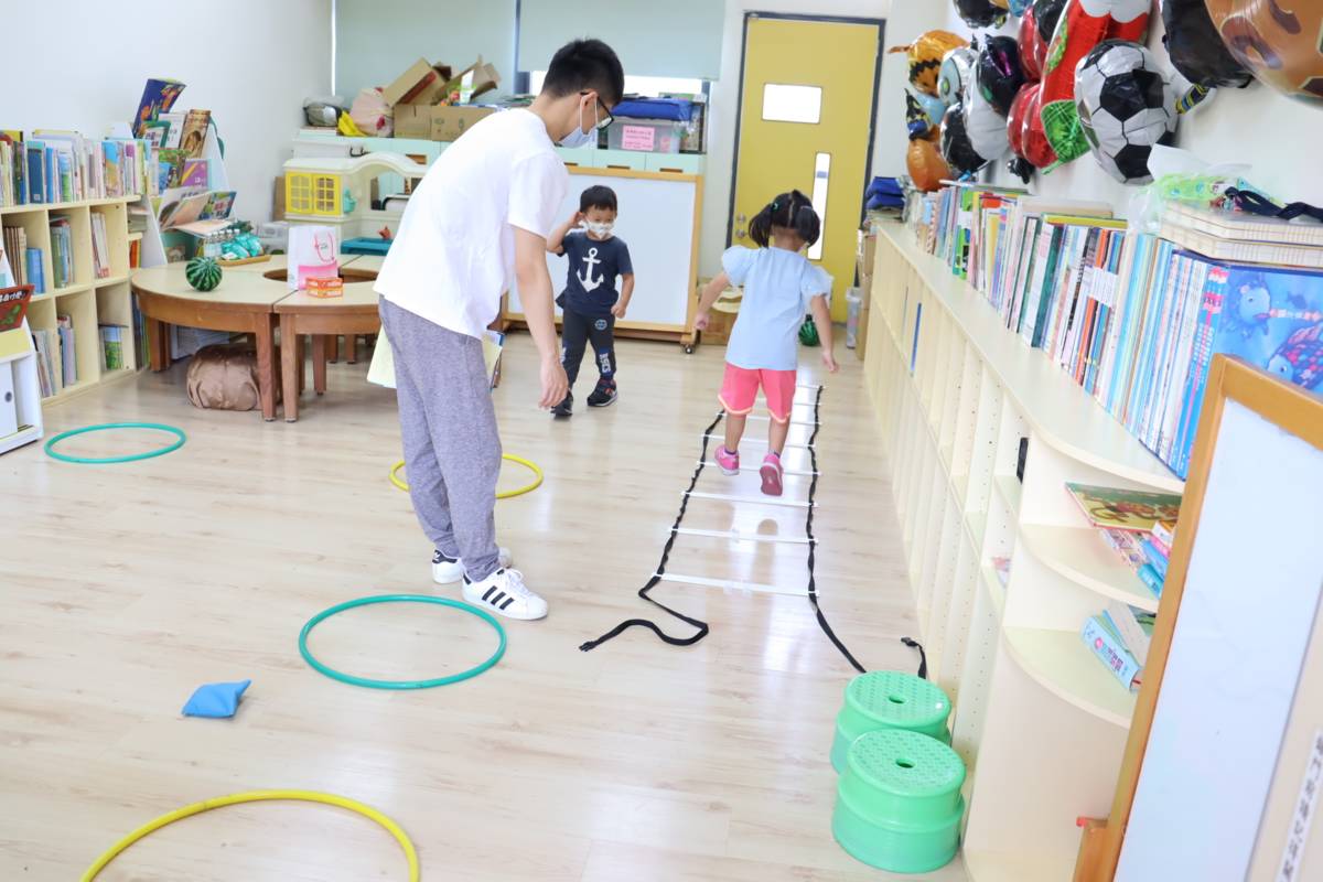 衛福部彰化醫院團隊到溪湖鎮立幼兒園為幼兒進行發展評估(圖片來源：彰化醫院提供)