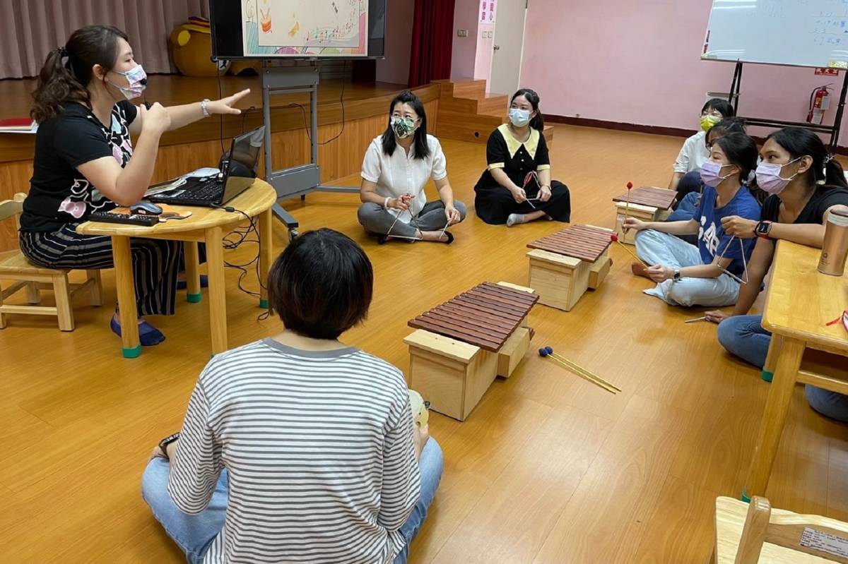 高雄中山工商幼兒英語歌謠實務課程，教師進行共備