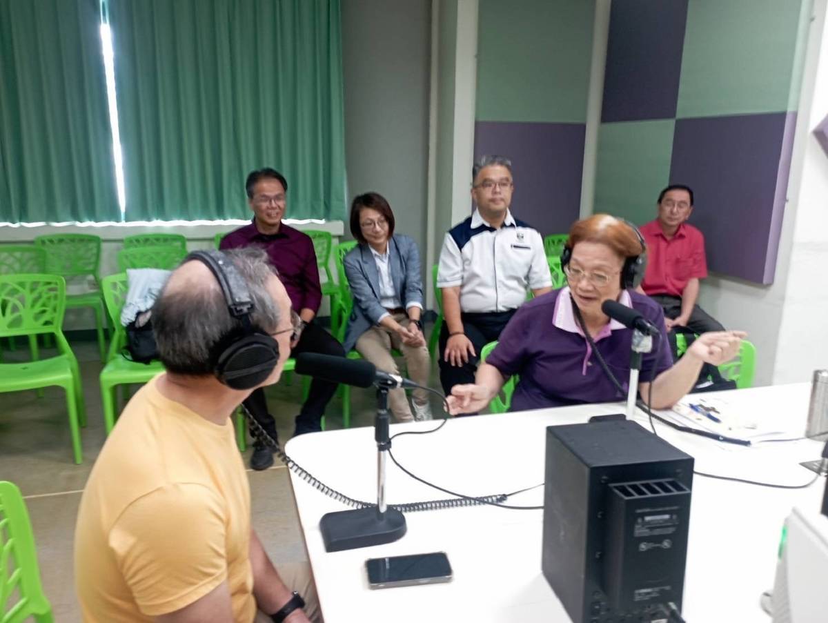 馬來西亞外賓參訪永仁高中實習廣播室，體驗廣播與錄音