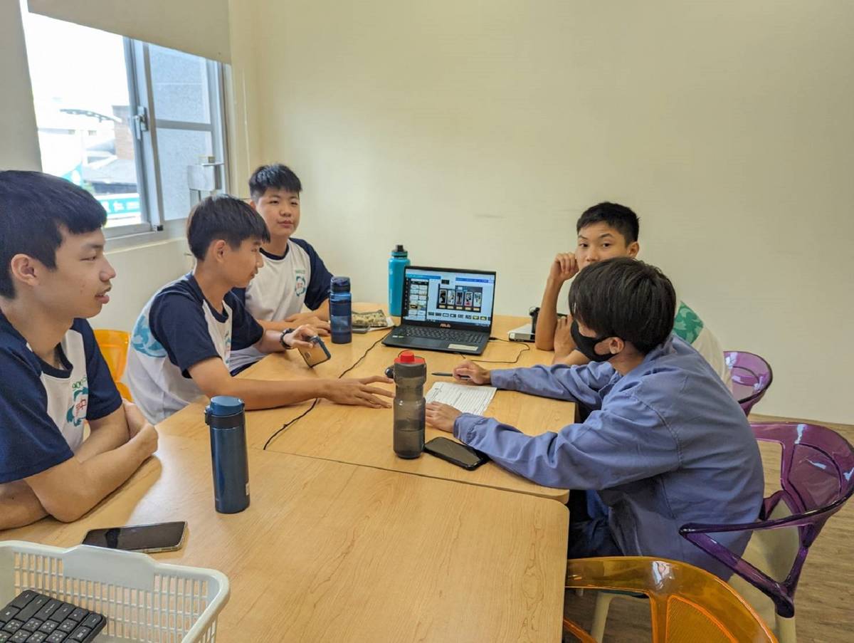 國立屏東高中一年級雙語班學生首次與日本高校生進行線上交流