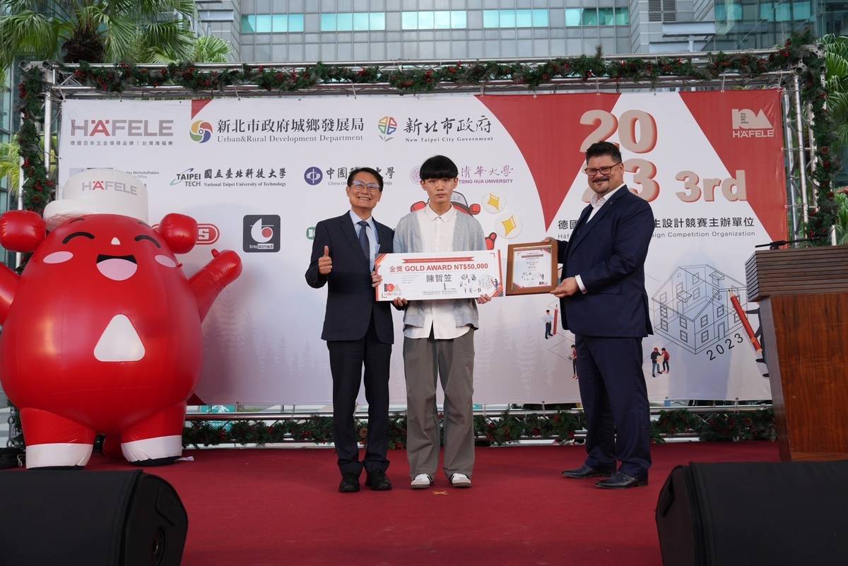新北市陳純敬副市長及台灣海福樂代表Lovrec+Anton總裁共同頒發金獎。