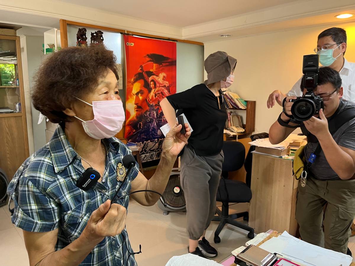 靜鋒刻印林老闆介紹印章製作的眉角。