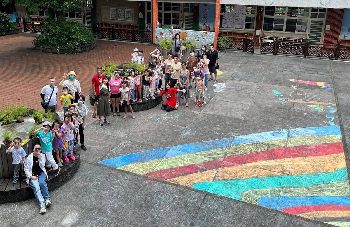 景新國小附幼彩繪學校，讓學校變漂亮