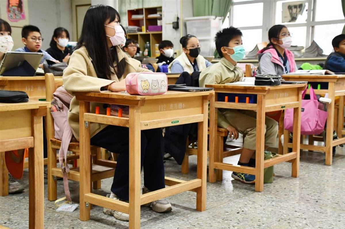 鹿港國小學生使用新課桌椅（圖源：彰化縣政府）
