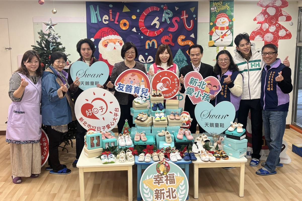 在聖誕節前夕，企業捐450雙手工鞋給予新北公托兒童