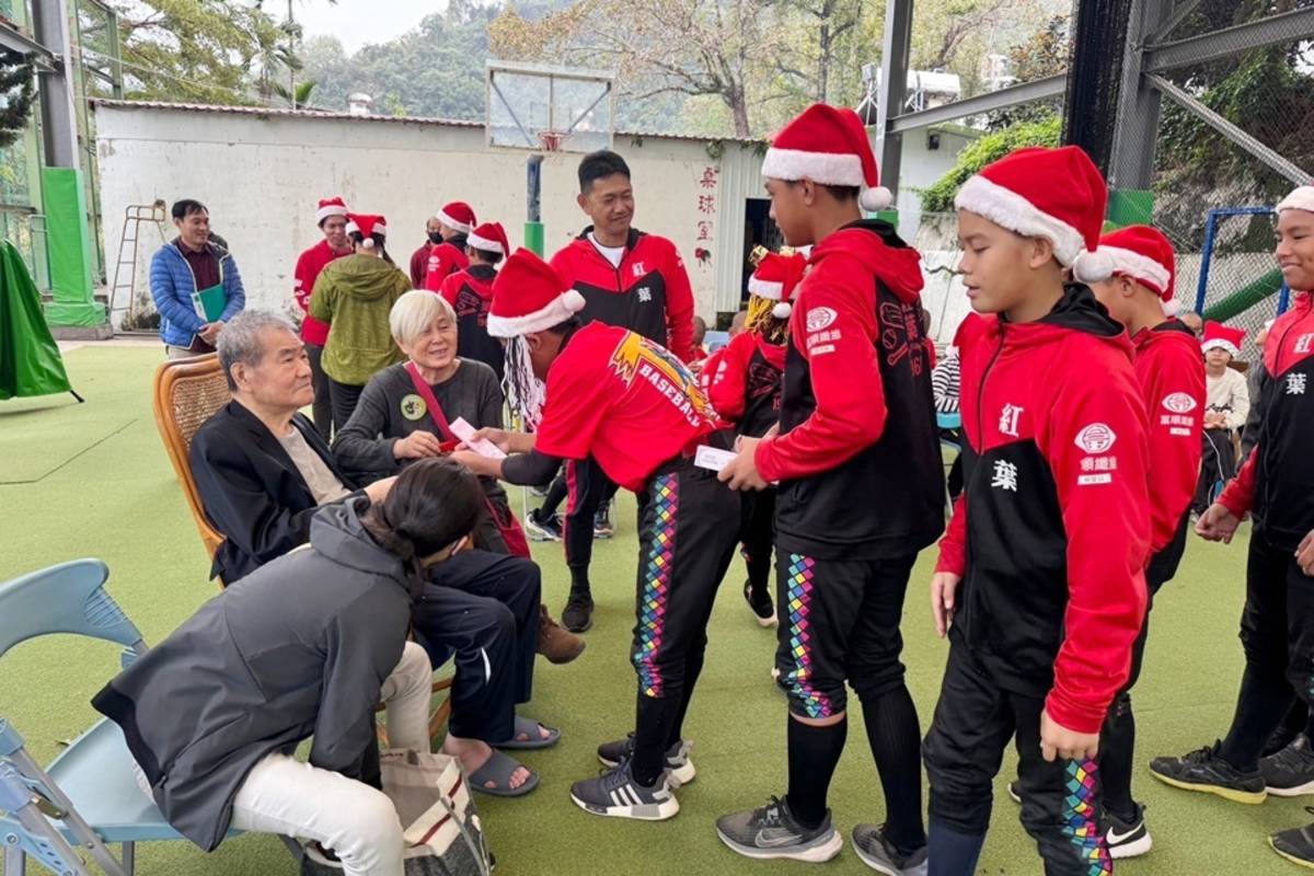 高齡83歲的趙爾文特地從臺北南下參加紅葉國小辦理的聖誕感恩活動，陪伴小朋友度過難忘的聖誕節。(紅葉國小提供)