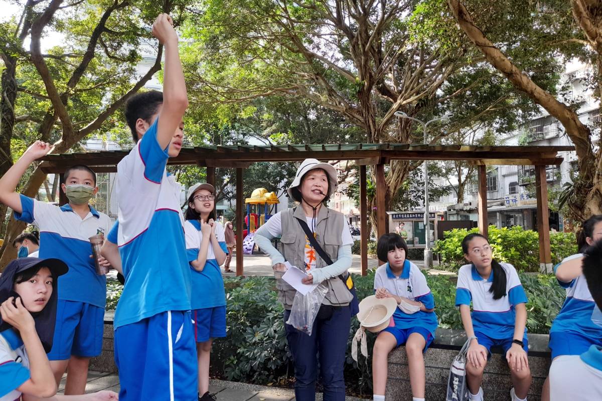 學生在泰和公園分組討論「新坡」這個地名的由來