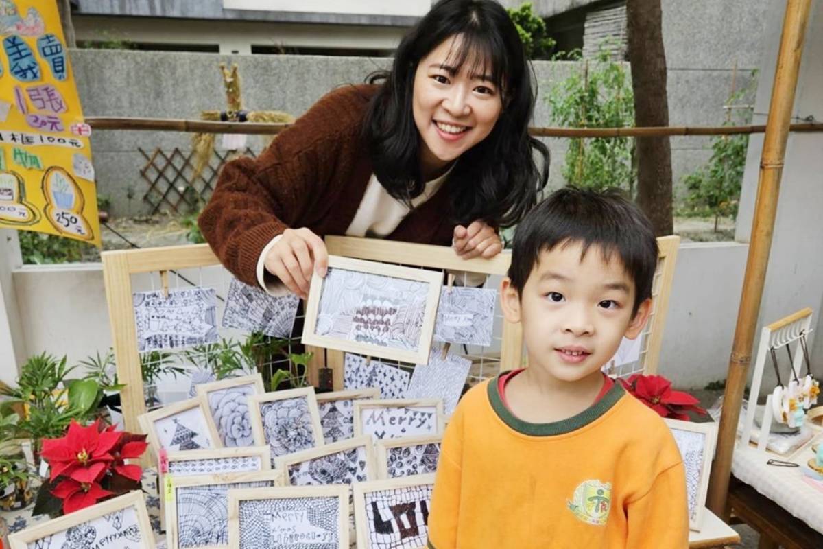 多多璐幼兒園聖誕市集義賣幼生繪製的纏繞畫，從打稿、描線都由小朋友親手完成，十分精美。