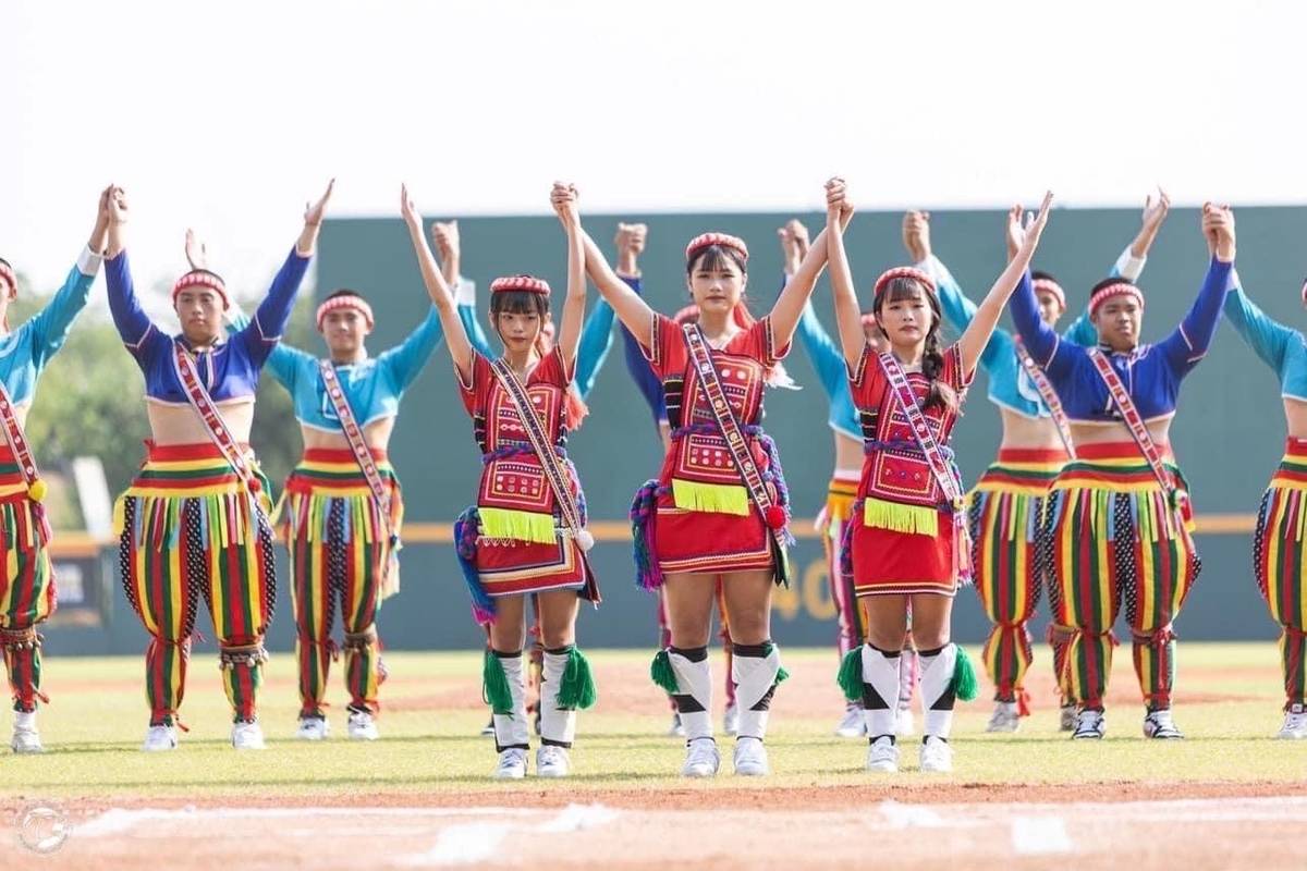 崇義高中學生在黑豹旗棒球32強決賽前開幕式的表演