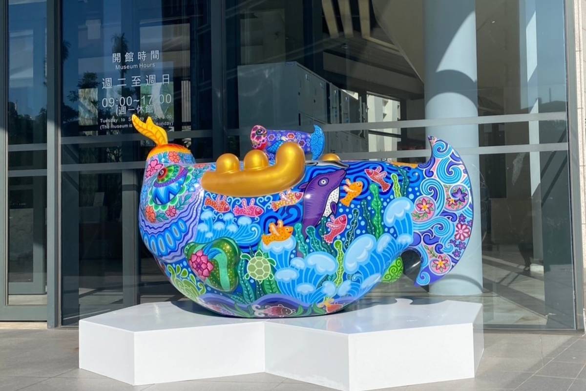 藝術家洪易的新作「金龍YO有魚」在彰化美術館外展出(圖片來源：彰化縣立美術館提供)