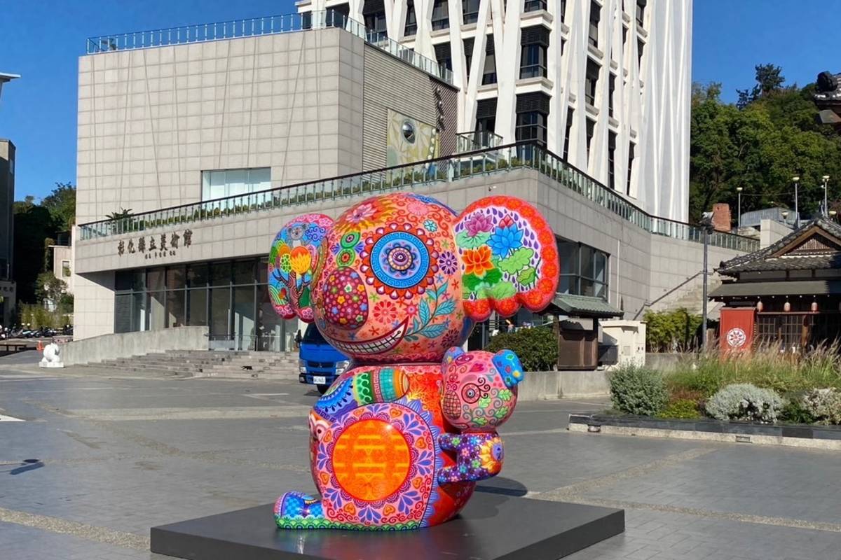 藝術家洪易作品「無尾熊」身上彩色綻放的花朵傳遞溫暖氣息(圖片來源：彰化縣立美術館提供)