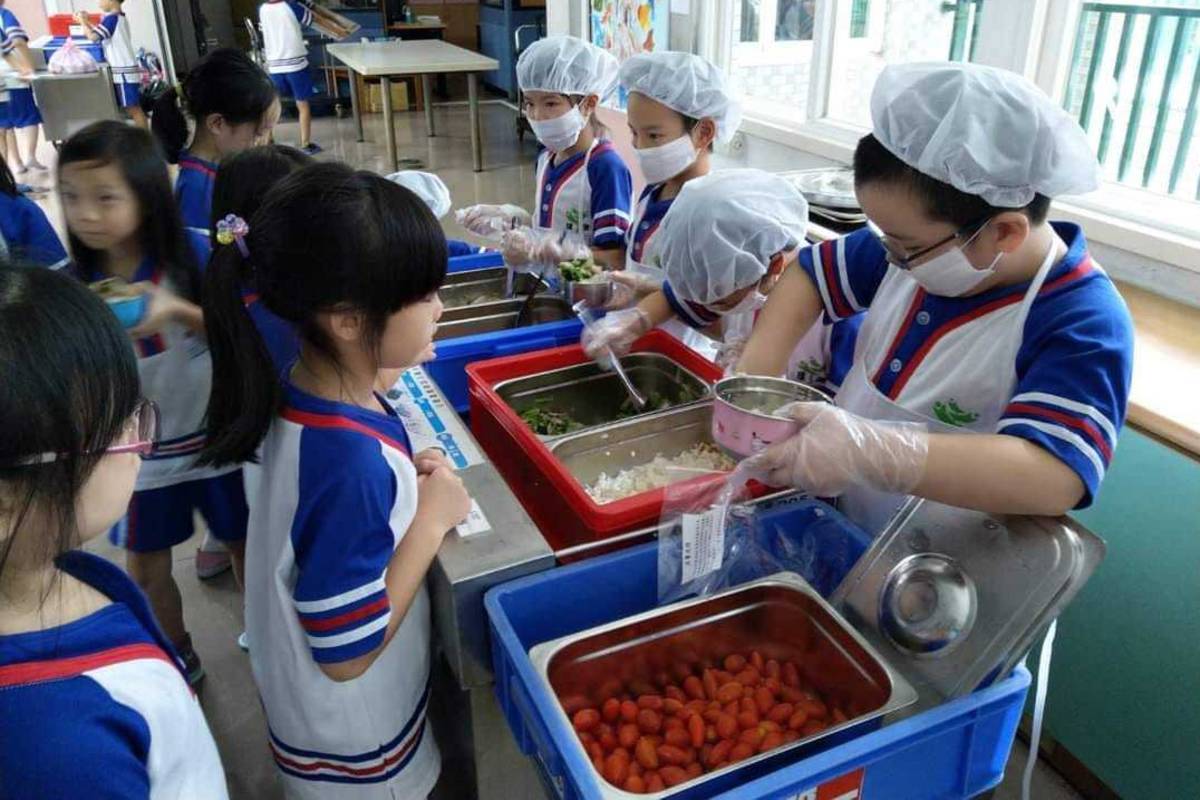 臺北市推動國中小學校午餐使用無毒有機食材及具有國產三章一Q標章的優良食材