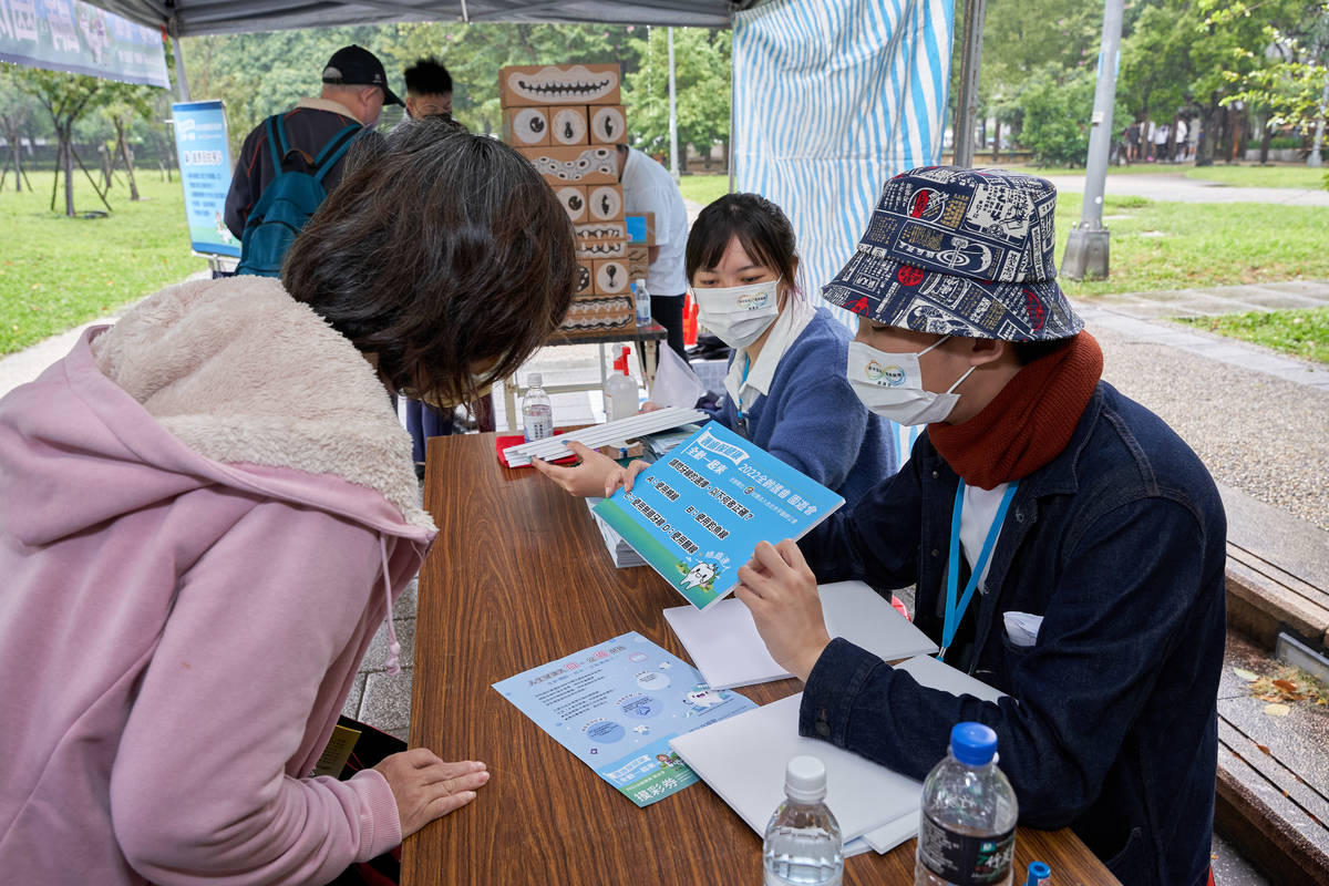 衛教活動與民眾分享正確口腔保健觀念