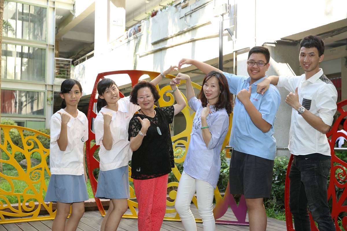 黃蕙欣（右三）的教學方式得到全校老師與同學的支持。