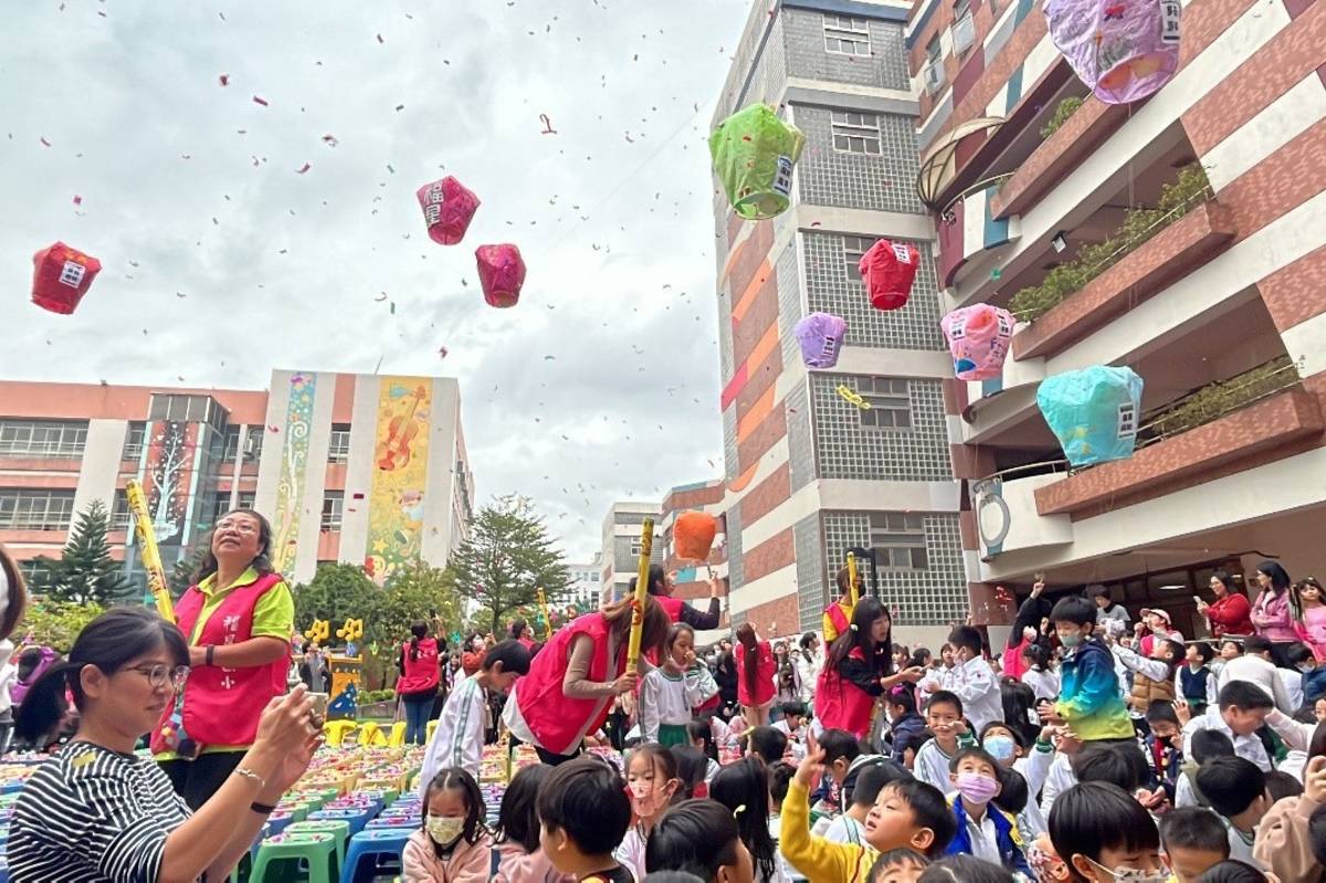 福星國小學生2024的夢想跟著天燈起飛，體驗跨年現場的熱情與感動