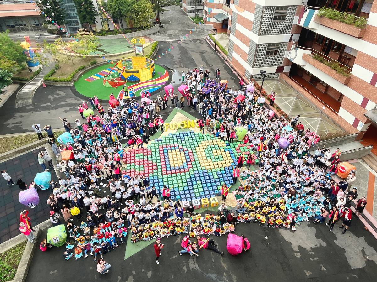 福星國小全校師生每年都會在跨年活動拍攝「全校大合照」見證校園的蛻變，別具紀念意義