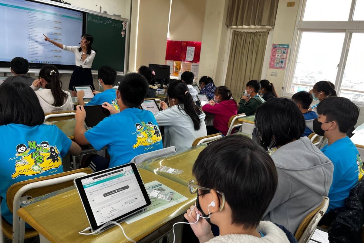 臺北市國小3年級至高中3教室建置大尺寸觸控螢幕100%，應用「酷AI學習系統」教學