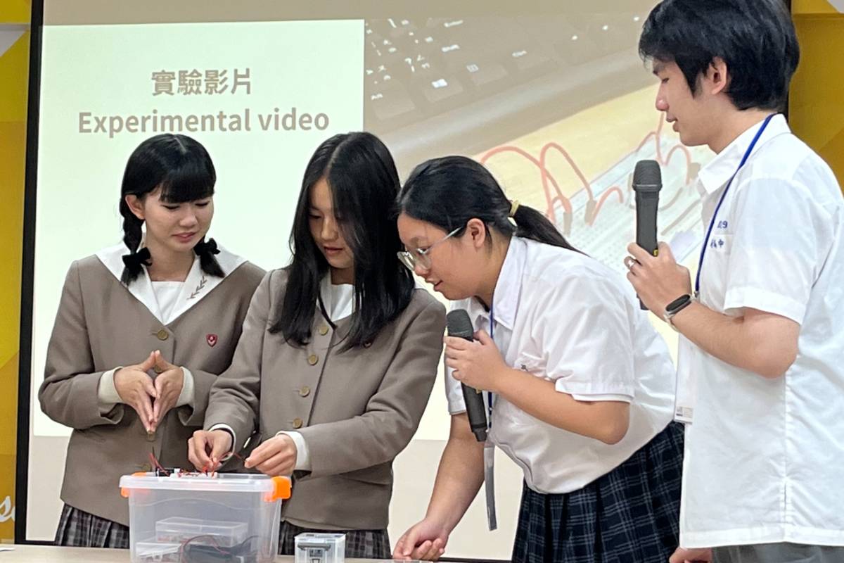 臺日學生進行人體導通電路體驗活動