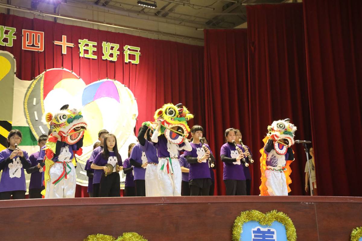 溪口國小歲末祝福大會由校內音樂團隊演出新年組曲