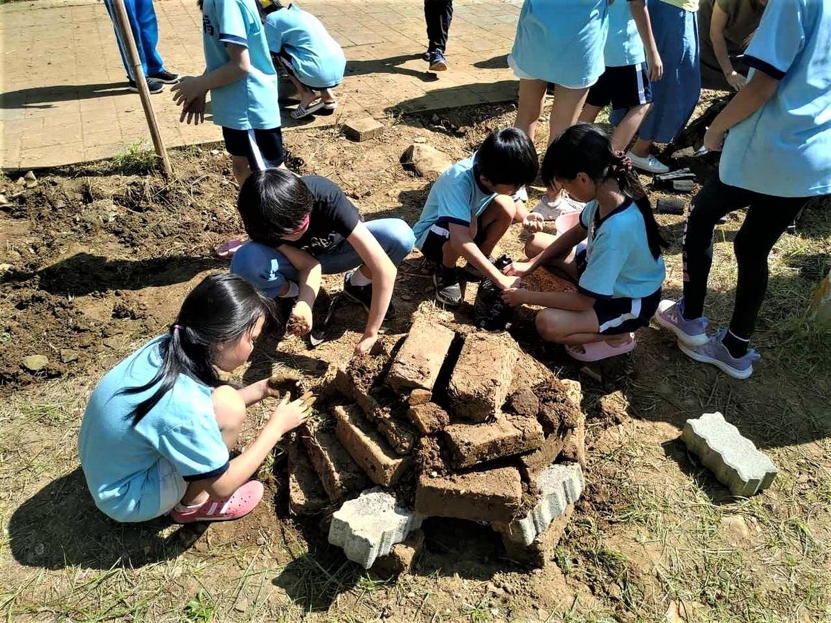 特優教案《土埆厝課程》帶領學生從認識土壤、製作土埆參觀土埆厝，再學習丈量、砌磚