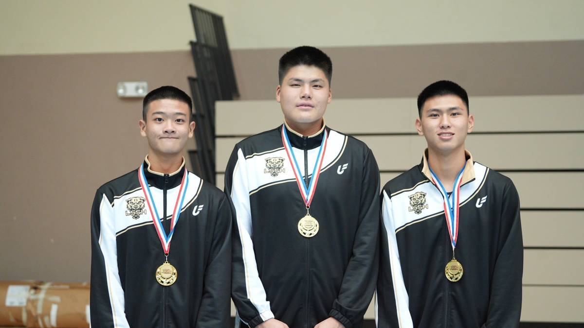 麗山高中選手張致維(左)和葉吉廣(中)榮獲最佳球員獎項，郭子源(右)獲得公開男子組得分王