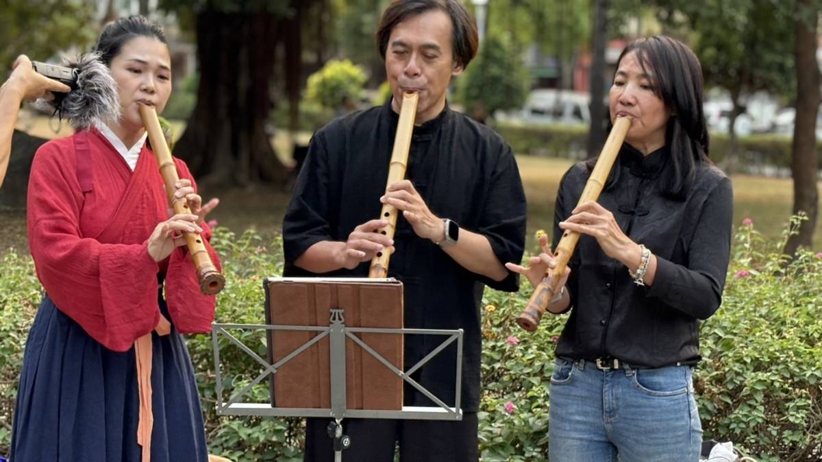 公園裡三個人的尺八_佳玲及莊育禎老師和陳翎(左到右)