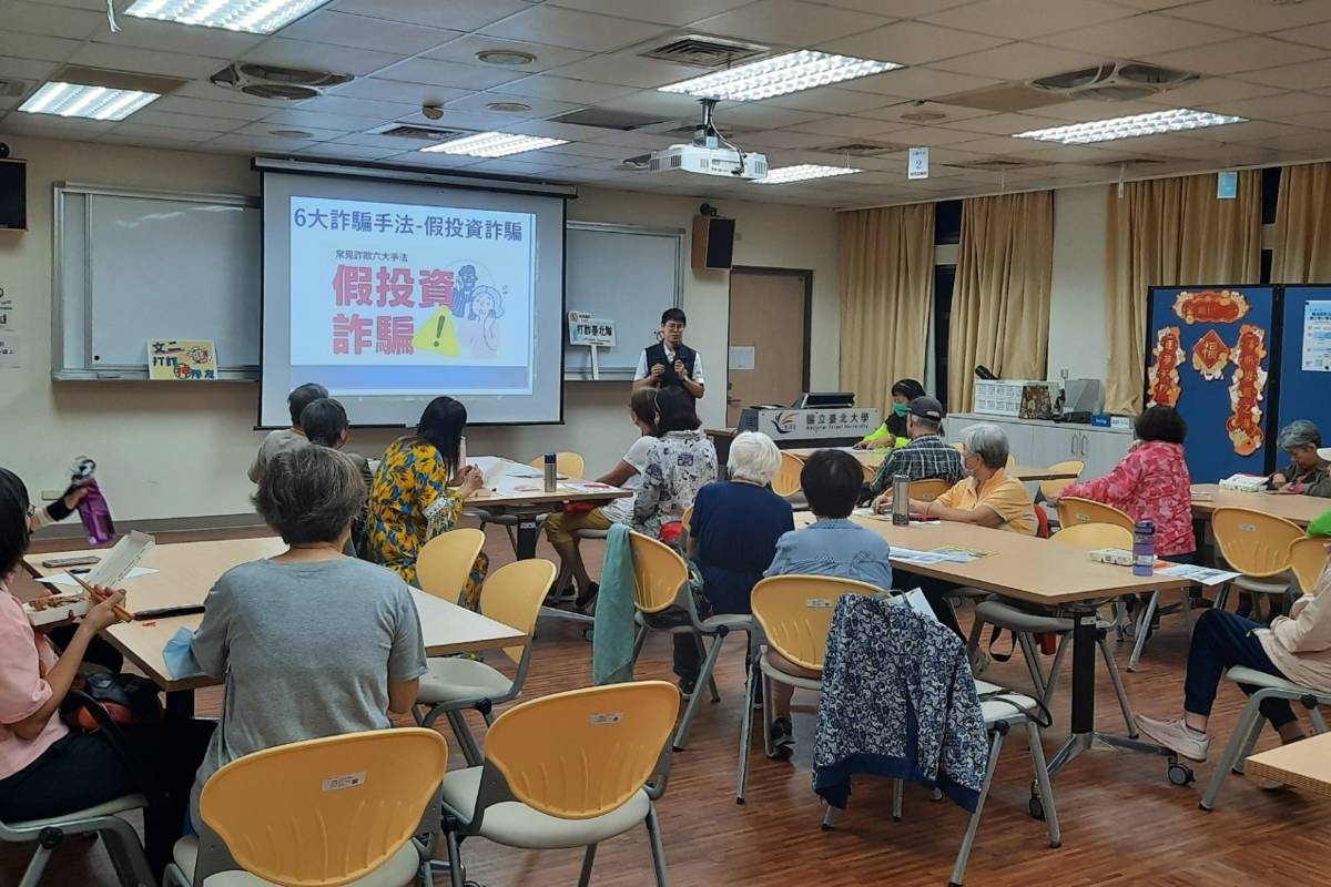 警員與長者分享常見詐騙手法