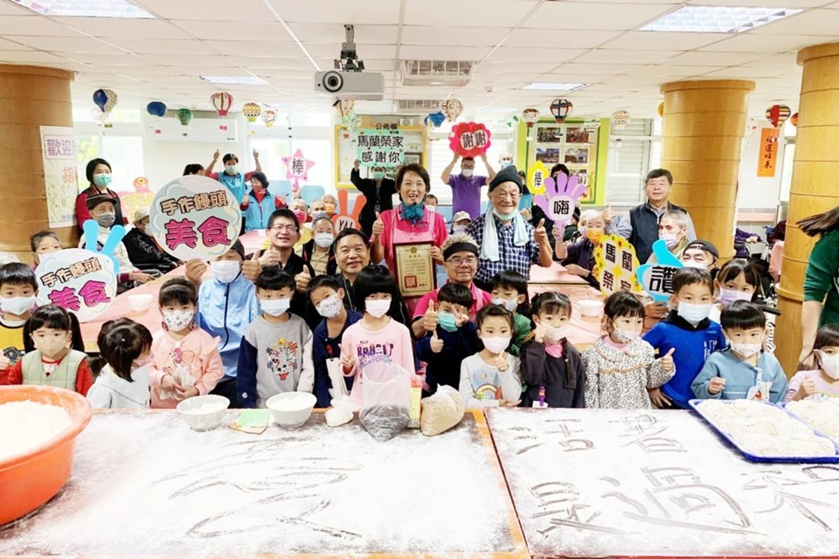 饅頭夫妻林波、靳寶儀環島送愛，今(9)日前往臺東馬蘭榮家，教長輩及家區內小鯨鯊幼兒園學童製作饅頭。