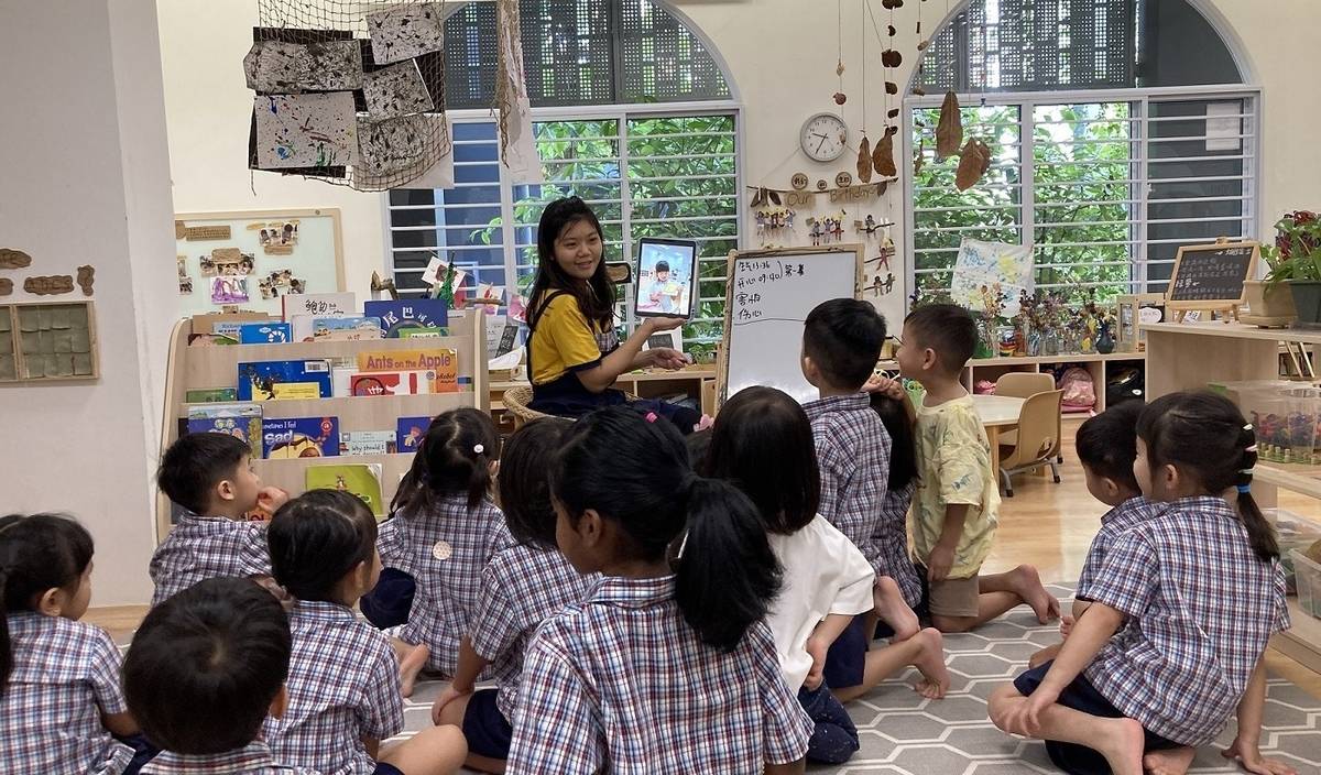 國立清華大學實習生周同學於新加坡伊橋幼兒園杜生分校教學