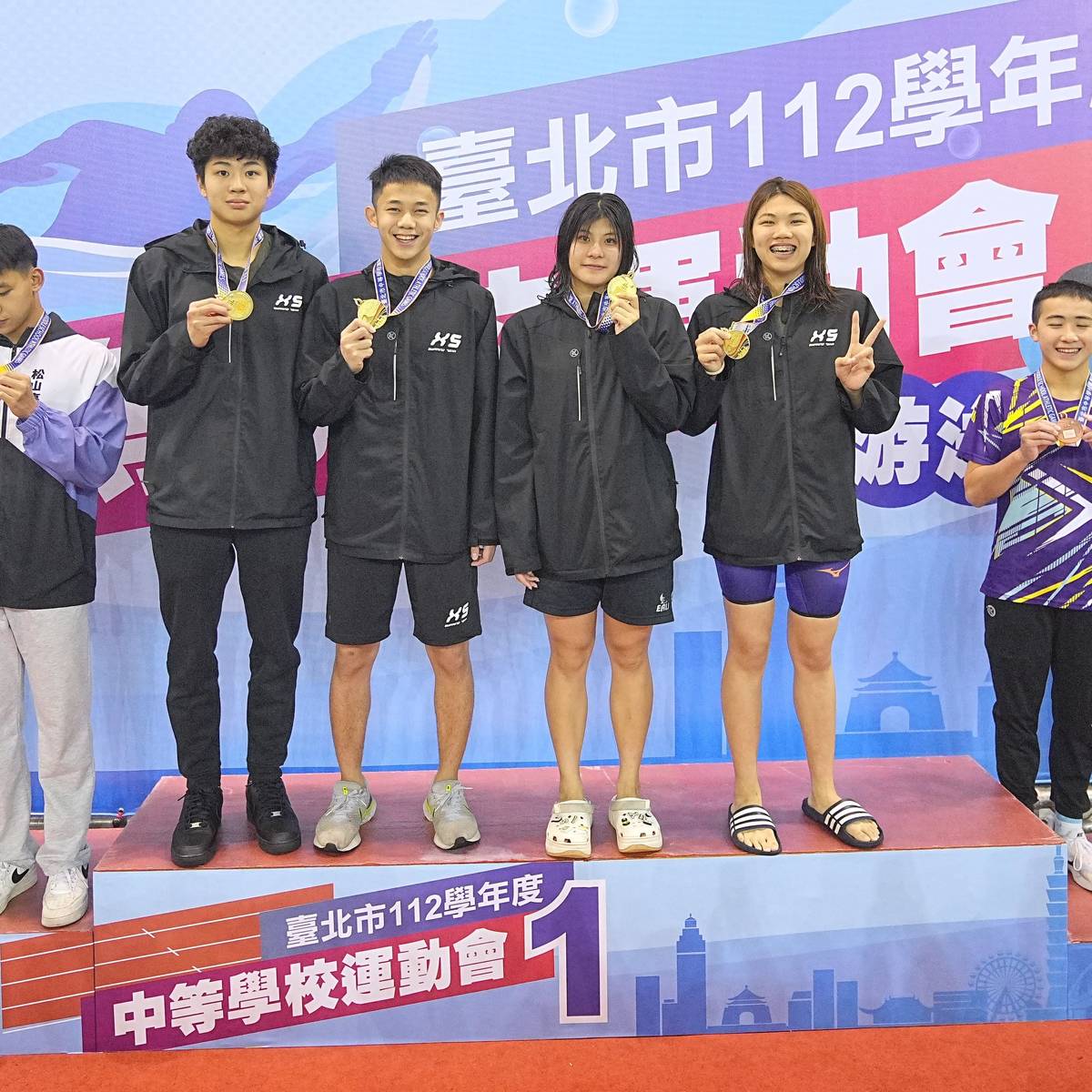 西松高中在混合組4x100公尺男女自由式接力項目破大會